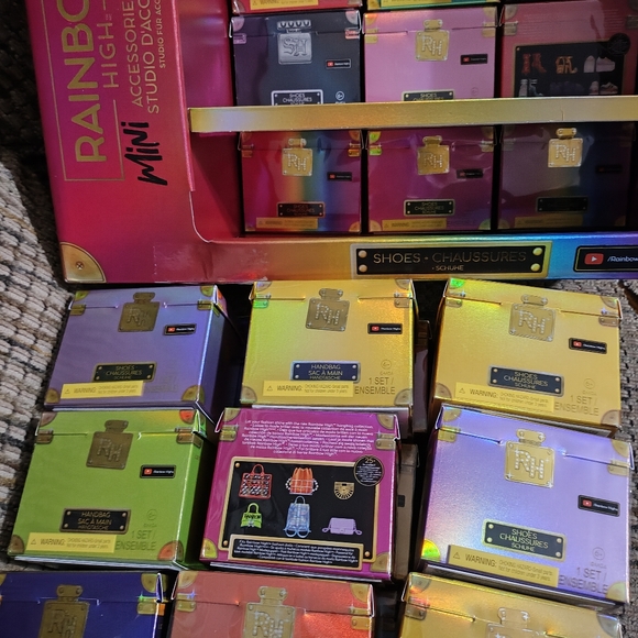 Rainbow High Mini Accessories Studio 27 Boxes With Display Case Accessories - Picture 3 of 11